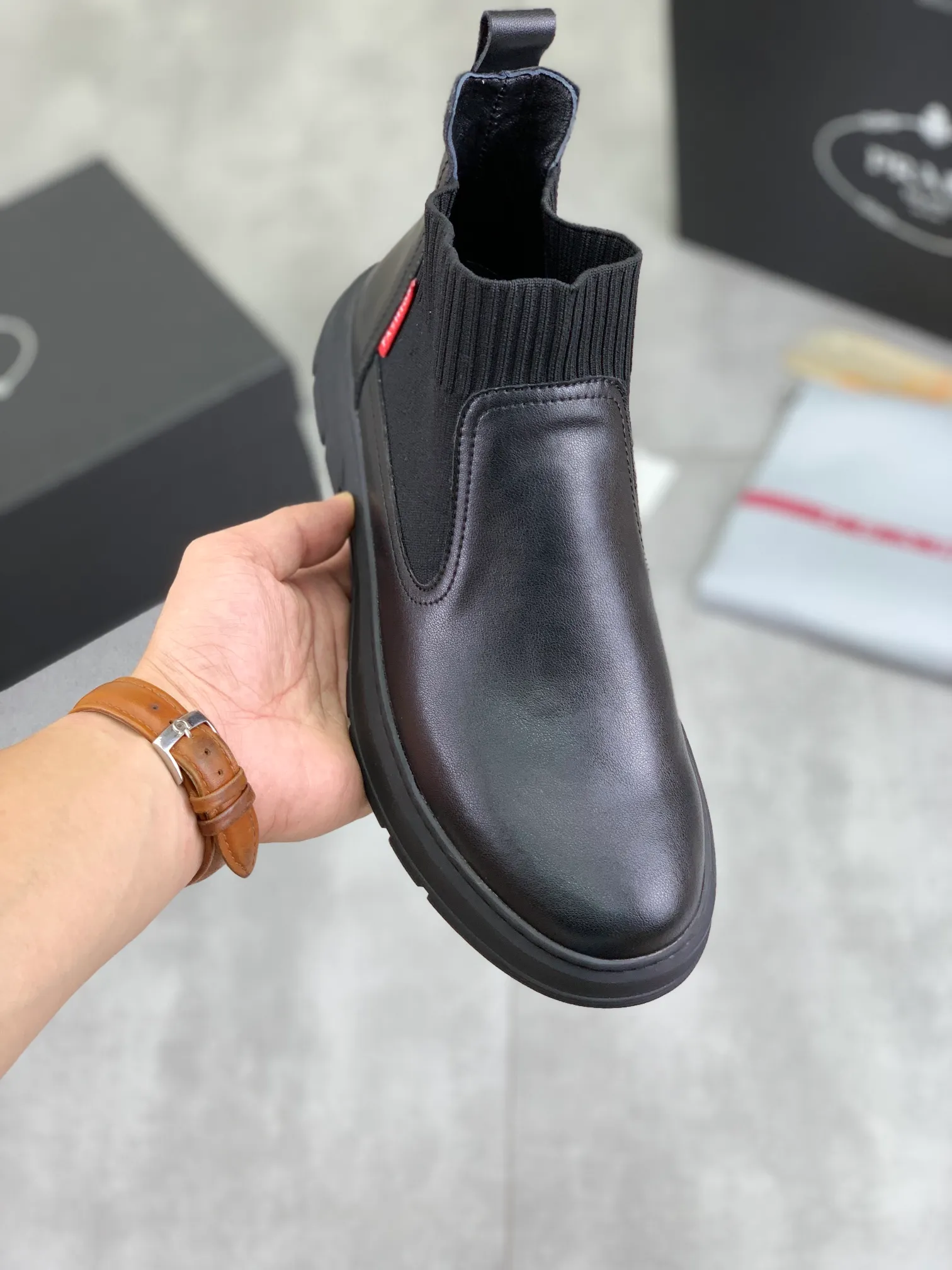 Men's shoes 💰P480 new style, sheepskin and velvet lining, new PRADA (Prada) high tops are on the market, new men's shoes, 😘 fabrics are selected from original imported calfskin. Soft sheepskin lining and warm fleece lining. The original version is awesome! 👍🏿Original open-molded non-slip PU outsole, with exquisite lines, simple and elegant, super comfortable and classy on foot, suitable for leisure travel. Code number:38-44